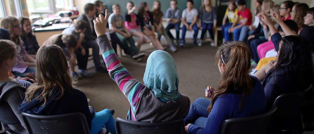 Das Kopftuch-Tragen gehört für viele gläubige Muslime zur freien Ausübung ihrer Religion dazu. Berliner Pädagogen sehen das teilweise anders, sie wollen es lieber hinauszögern.