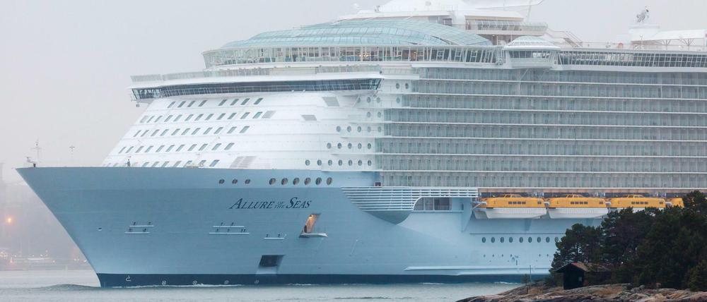 Das Schiff "Allure of the Seas" verlässt die finnische Werft in Turku, wo sie gebaut wurde. Wegen eines waghalsigen Selfies auf einem Luxusschiff hat eine Reederei ihrer Passagierin lebenslanges Kreuzfahrt-Verbot erteilt.