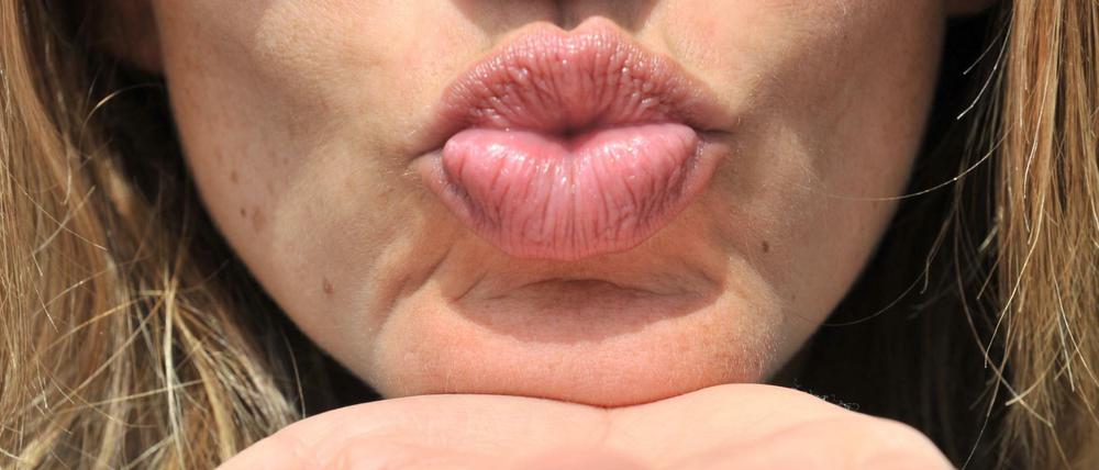 25.000 Menschen haben sich bei einem Facebook-Event zum Küssen verabredet.