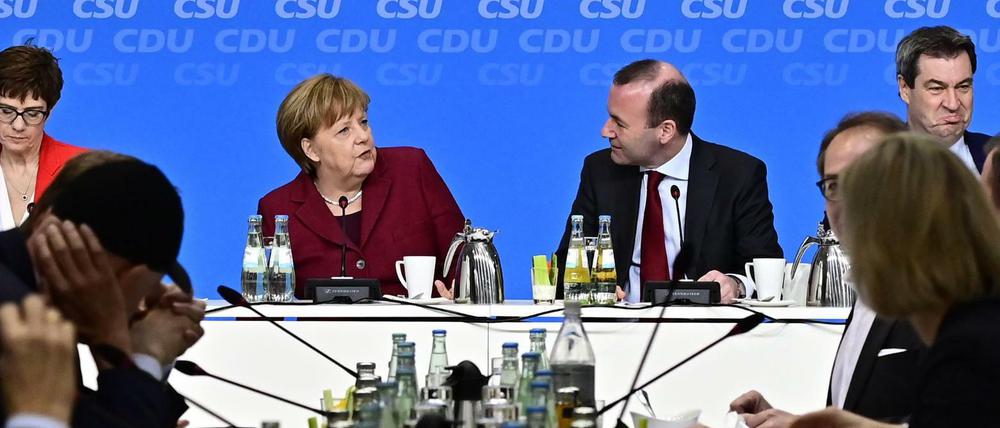 CDU und CSU stellen gemeinsam vor Journalisten ihr Programm für die Europawahl vor.