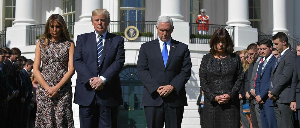 US-Präsident Donald Trump, First Lady Melania, Vize-Präsident Mike Pence und seine Frau Karen während einer Schweigeminuten für die Opfer von Las Vegas am Montag. 