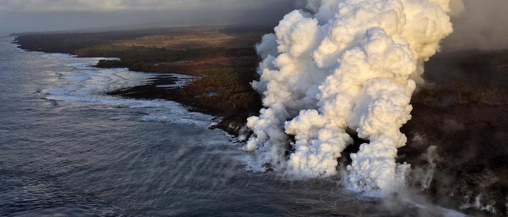 Die Lava des Kilauea-Vulkans fließt auf Hawaii ins Meer. 