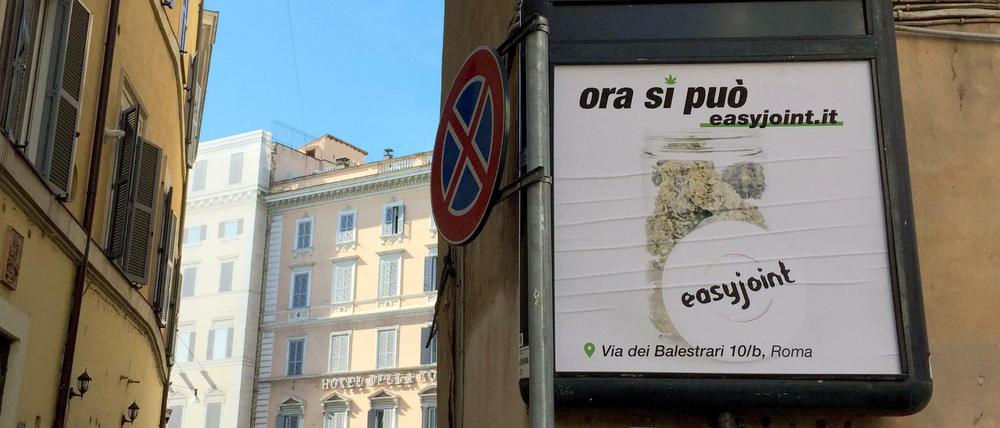 Ein Plakat wirbt für eine "Cannabis"-Filiale des italienischen Unternehmens "Easy Joint".