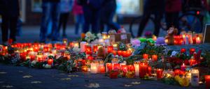 Nach dem Tod der 14-Jährigen haben Bewohner Ascherlebens ein Denkmal aus Blumen, Kerzen, Bildern und Stofftieren errichtet.