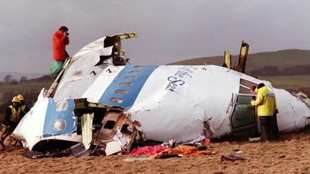 Polizisten und Ermittler untersuchen die Überreste des Flugdecks des abgestürzten Flugzeugs der amerikanischen Fluglinie Pan American (Archivbild).