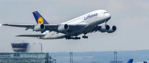 Ein Flugzeug Airbus der Lufthansa startet am 05.10.2015 auf dem Flughafen in Frankfurt am Main (Hessen). 