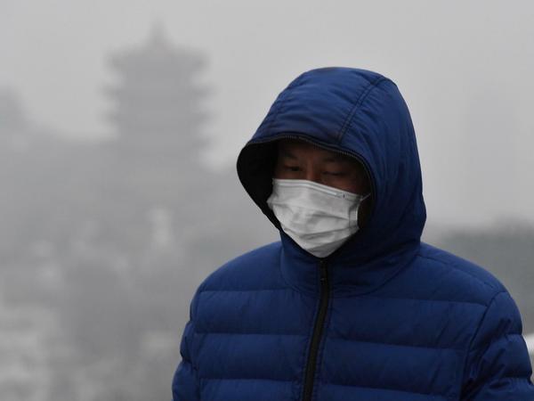 Ein Mann mit Atemmaske in Wuhan.