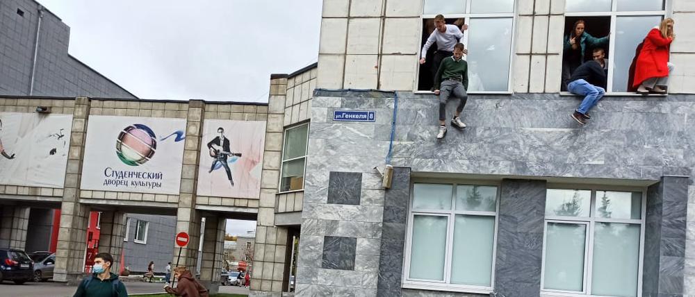 Russland, Perm: Studenten springen während einer Schießerei aus dem Fenster einer Universität.