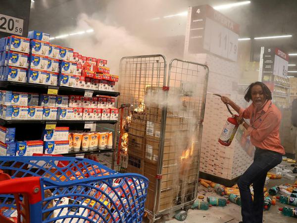 Demonstranten setzen den Tatort, einen Supermarkt in Brasilien, in Brand.