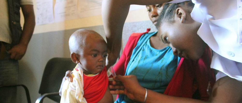 Eine Krankenschwester im Süden Madagaskars untersucht einen an Masern erkrankten Jungen. 