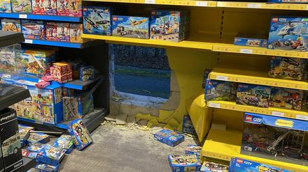 Durch ein in die Wand gebrochenes Loch sind Einbrecher am Wochenende in ein Spielwarengeschäft in Lippstadt eingestiegen.