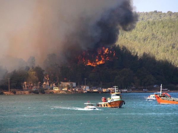 Rauch und Flammen steigen aus einem Waldgebiet bei Bodrum in der Türkei auf.