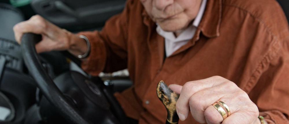 Eine 84-jährige Frau sitzt am Steuer ihres Kleinwagens.