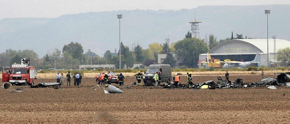 Rettungskräfte, Wrackteile: In der Nähe der Basis in Torrejon de Ardoz bei Madrid stürzte eine F-18 ab.