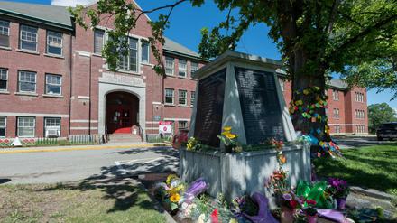 Ein Denkmal vor der früheren Residential School in Kamloops erinnert an das dunkle Kapitel in Kanadas Geschichte. 