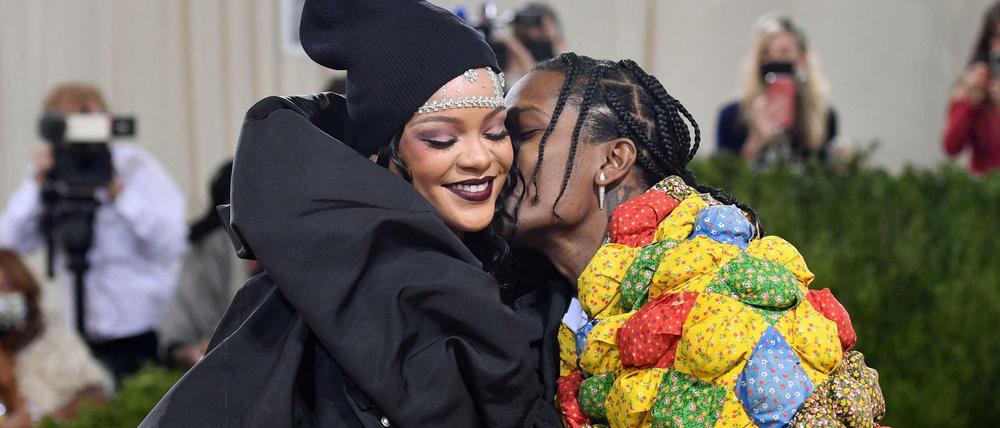 Die US-Sänger Rihanna and A$AP Rocky sind offenbar Eltern eines Sohnes geworden.