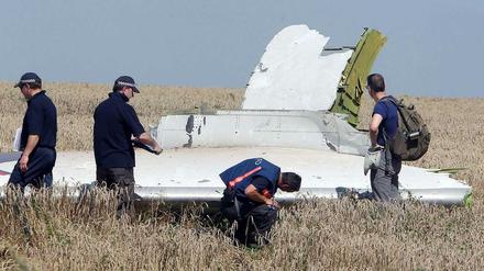 Australische Experten untersuchen Wrackteile von MH17 in der Ukraine.