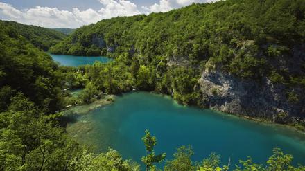 Bedrohte Bilderbuchlandschaft. Der Nationalpark Plitvicer Seen wird auch durch übermäßigen Tourismus immer mehr verschmutzt. 