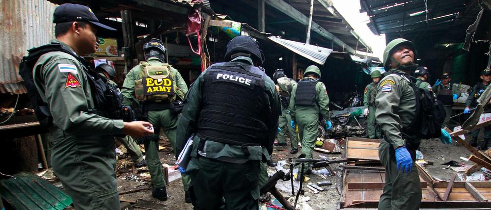 Bombenanschlag in Thailand: Soldaten und Polizisten am Tatort in Yala 