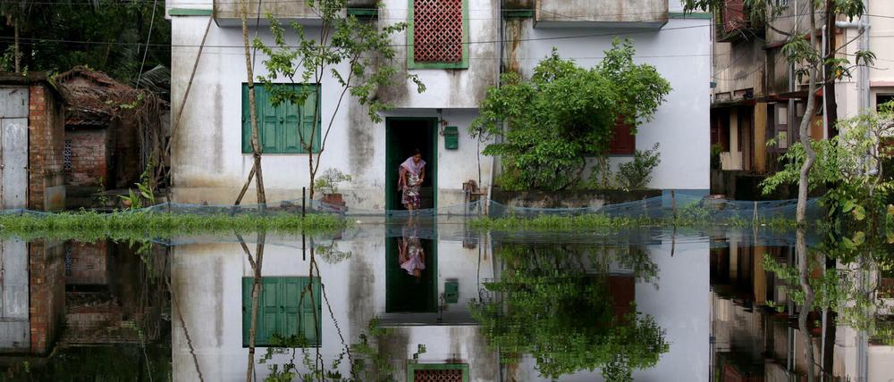 In Indien steht das Wasser vor den Häusern. Hunderte starben bereits durch die Auswirkungen des Monsun. Hier ein Bild aus einem Dorf südlich von Kalkutta am 27 Juli. 