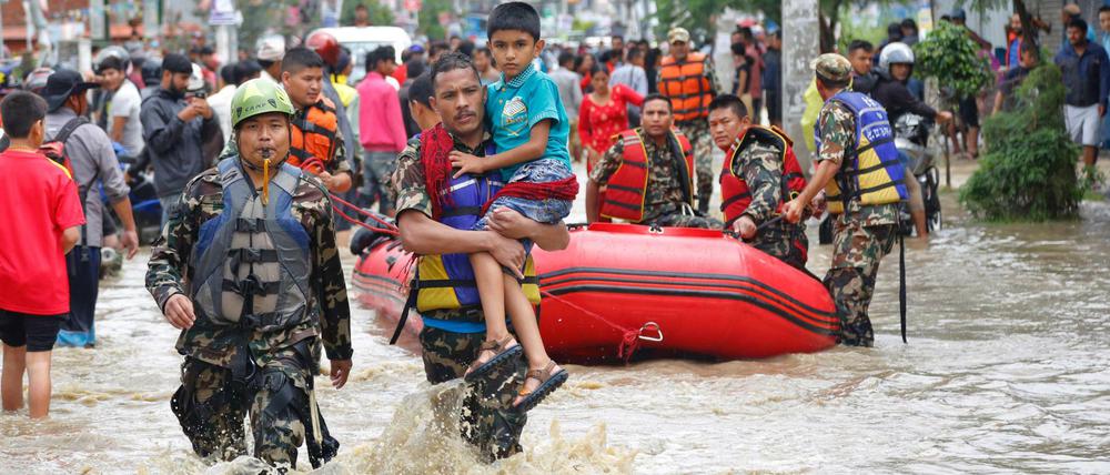 Nepal, Bhaktapur: Mitglieder der Armee retten am 12. Juli einen kranken Jungen aus den Fluten.