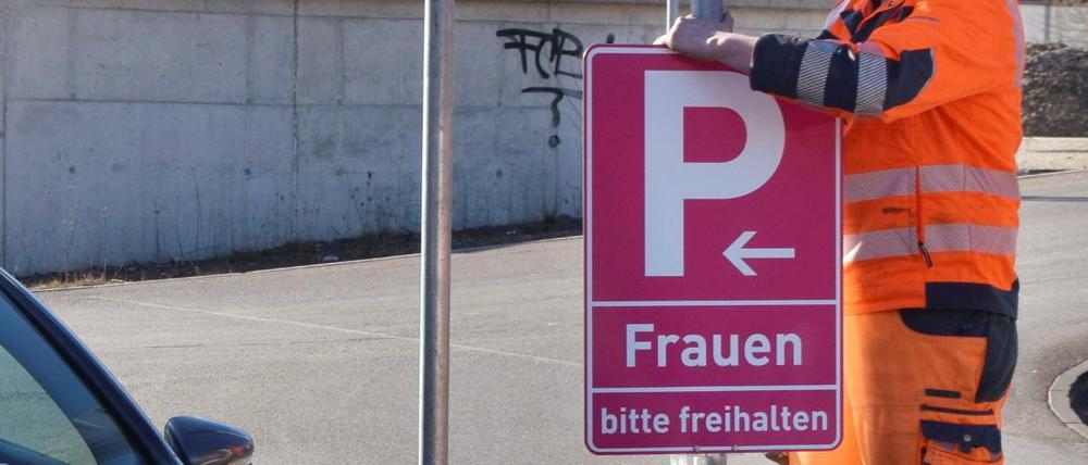 Ein Mitarbeiter der Stadt Eichstätt montiert ein neues, pinkfarbenes Verkehrsschild. 