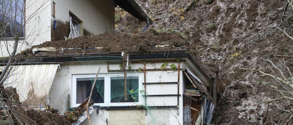 Ein Wohnhaus wurde von einem Erdrutsch getroffen und ist teilweise zerstört worden. 