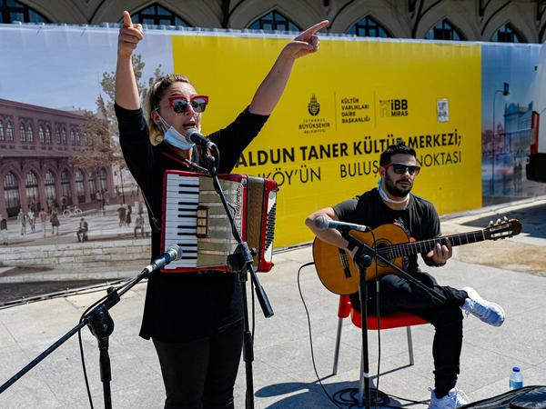 Tagsüber dürfen wieder Musiker spielen - wie hier in Istanbul.