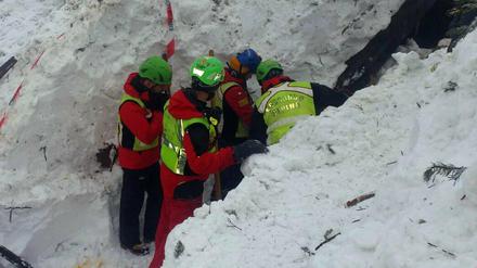 Rettungskräfte arbeiten an dem Hotel Rigopiano, dass von einer Lawine verschüttet wurde, Farindola (Italien).