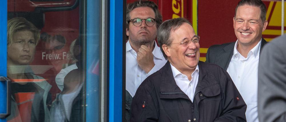 Armin Laschet (CDU) lacht, während Bundespräsident Steinmeier (nicht im Bild) ein Pressestatement gibt.