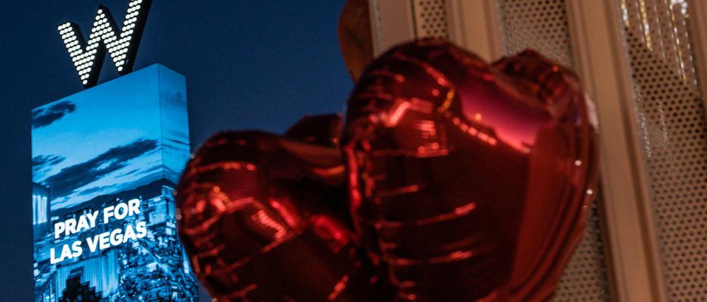 Ballons in Herzform hängen in Las Vegas (USA) an einer Gedenkstätte für die Opfer des Massakers vom 2. Oktober.