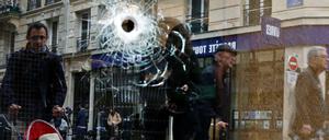 Ein Einschussloch nahe der Stelle, an der der Messerangreifer von Paris von der Polizei erschossen wurde. 