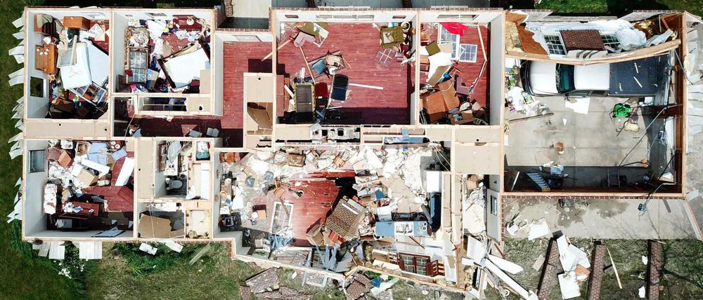 Ein abgedecktes Haus nach einem Tornado westlich von Celina im US-Bundesstaat Ohio.
