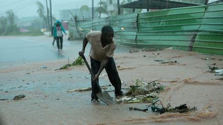 Die Straßen sind überflutet und der Zugang zu betroffenen Regionen ist erschwert. 