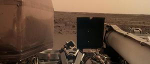 Das Foto machte die Sonde "Insight" mithilfe einer an einem Roboterarm befestigten Kamera. Es zeigt die unmittelbare Umgebung der Landestelle auf dem Mars in der Ebene "Elysium Planitia".