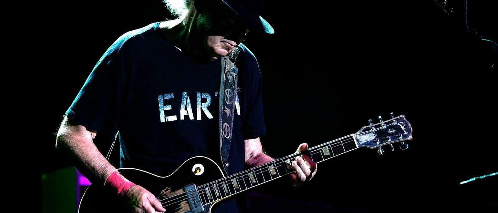 Seine Religion ist der Wind. Neil Young mit seiner Gitarre "Old Black", die, mehrfach restauriert, seit Jahrzehnten seinen Sound prägt. 