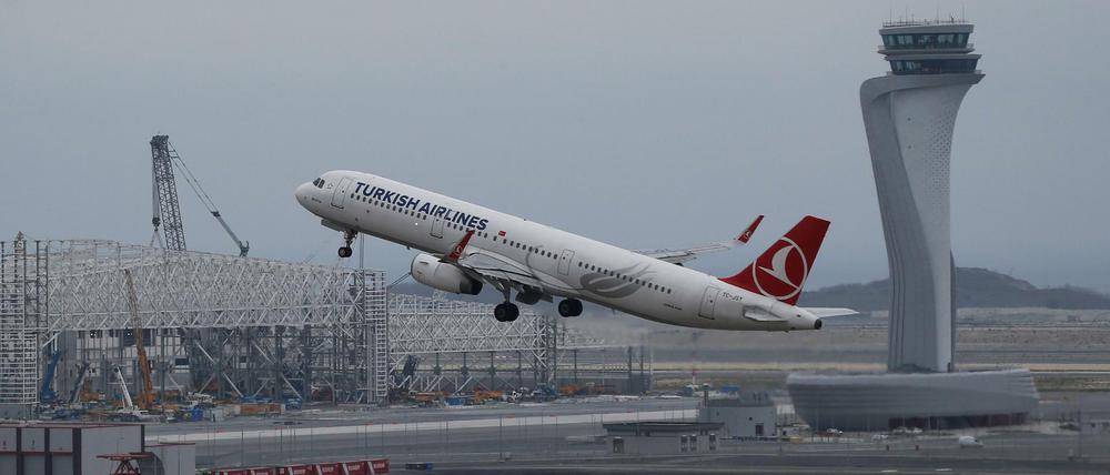 Ein Flugzeug von Turkish Airlines startet am "Flughafen Istanbul".