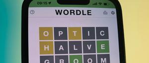 Erst grau, dann gelb, dann grün: das Browserspiel Wordle auf einem iPhone 13.