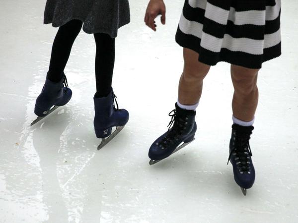 Eislaufen in kurzen Röcken: Heiligabend am Rockefeller Center in New York.