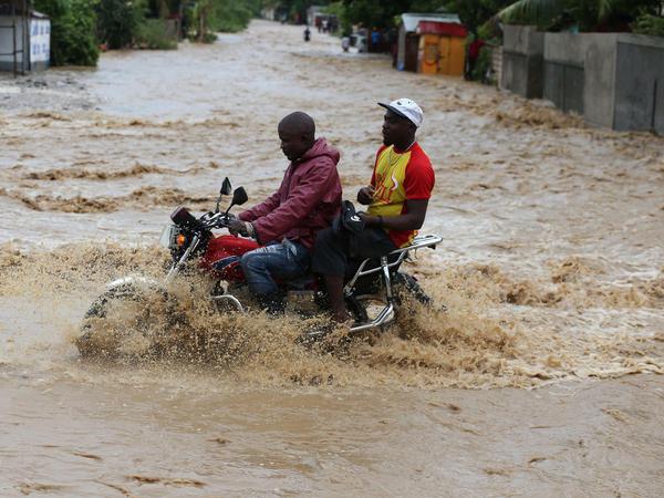 Viele Straßen in Haiti stehen unter Wasser.