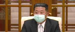 Kim Jong-un trägt während eines Treffens zur Bestätigung des ersten Corona-Falls in Nordkorea einen Mund-Nasen-Schutz (Archivbild).
