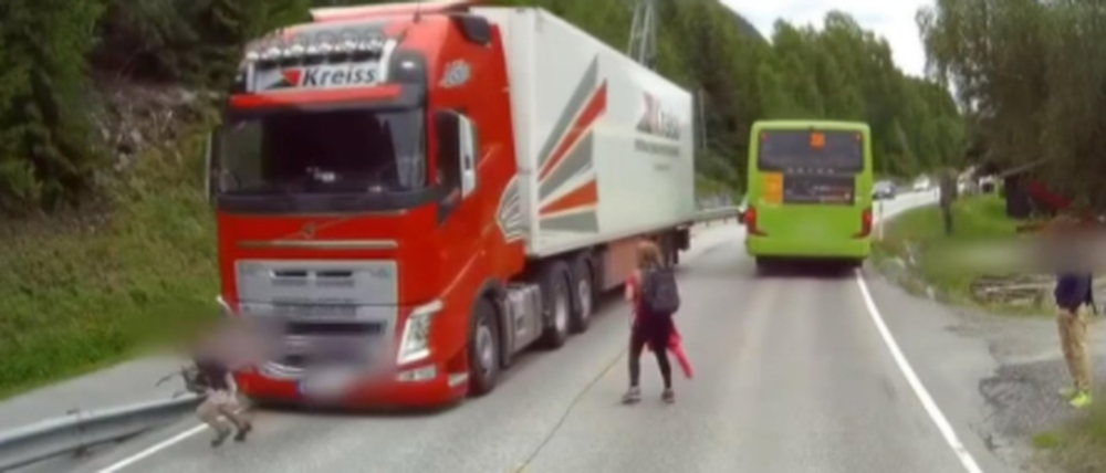 Glück für den Schuljungen in Norwegen: Der Lkw-Fahrer kann noch gerade so bremsen.