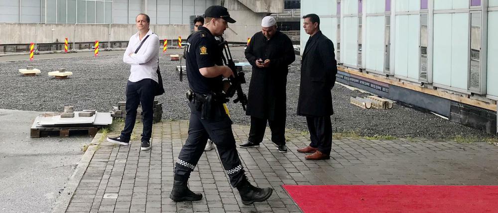 Ein norwegischer Polizist betritt ein Hotel in Sandvika.