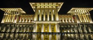 Eine halbe Milliarde Euro hat der 2014 eingeweihte Palast in Ankara gekostet. Inzwischen sind eine Moschee und ein Konferenzsaal für 2500 Personen hinzugekommen.