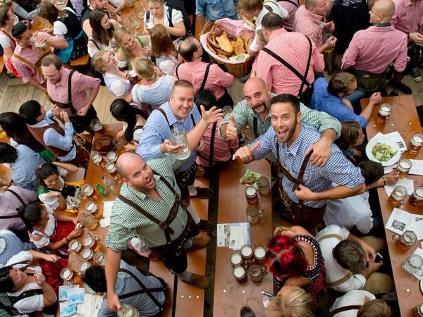 Wiesnbesucher feiern in einem Bierzelt auf dem Oktoberfest in München.