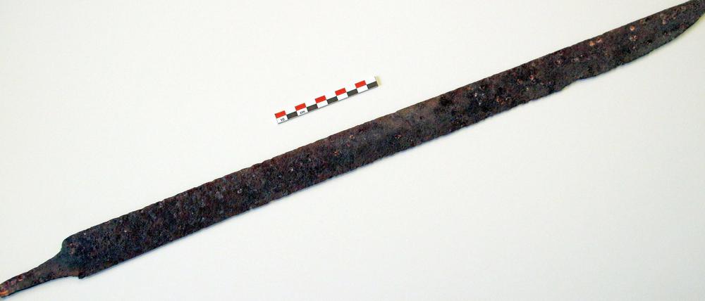 Archäologen wollen die Fundstelle des 70 Zentimeter langen Schwertes untersuchen, die an einer alten Handelsroute liegt.