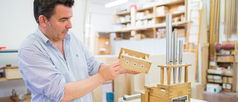 Philipp Klais, Inhaber der Firma Orgelbau Klais, zeigt am in einer Werkstatt in Bonn ein Modell einer Orgel. Sie hat eine Lunge, ein Gehirn und einen eigenen Willen: Die Orgel ist kein gewöhnliches Instrument.