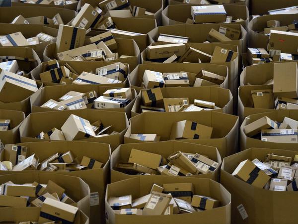Pakete werden am Vorabend des "Black Friday" am 24. November 2016 in einem Logistikzentrum von Amazon gelagert.