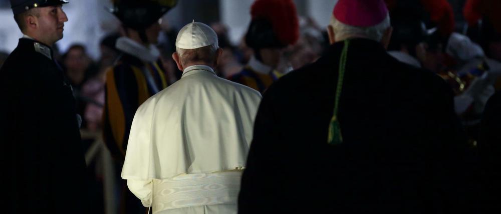 Papst Franziskus (M) geht am 31.12.2017 nach der Jahresabschluss-Messe zum Petersplatz in Vatikanstadt (Vatikan). Foto: Evandro Inetti/ZUMA Wire/dpa +++(c) dpa - Bildfunk+++ |