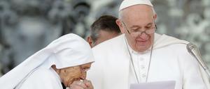 Die 85-jährige Schwester Maria Concetta Esu küsst Papst Franziskus die Hand, während seiner wöchentlichen Generalaudienz auf dem Petersplatz.